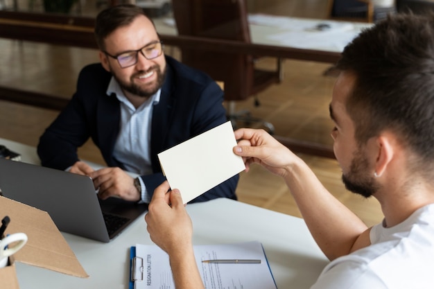 Persona que presenta su renuncia laboral