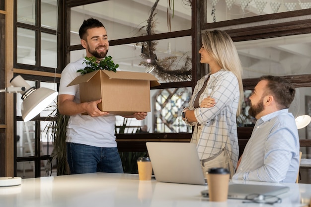 Persona que presenta su renuncia laboral