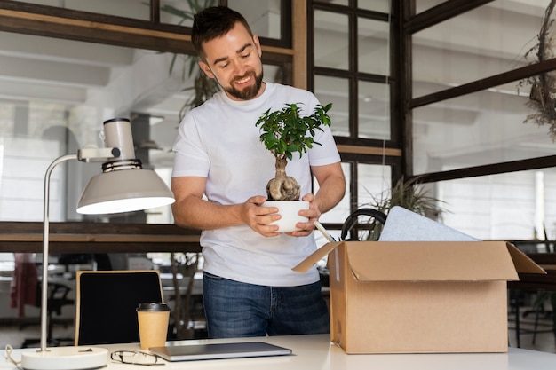 Persona que presenta su renuncia laboral