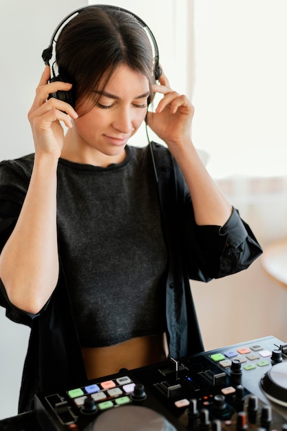 Foto gratuita persona que produce música en casa