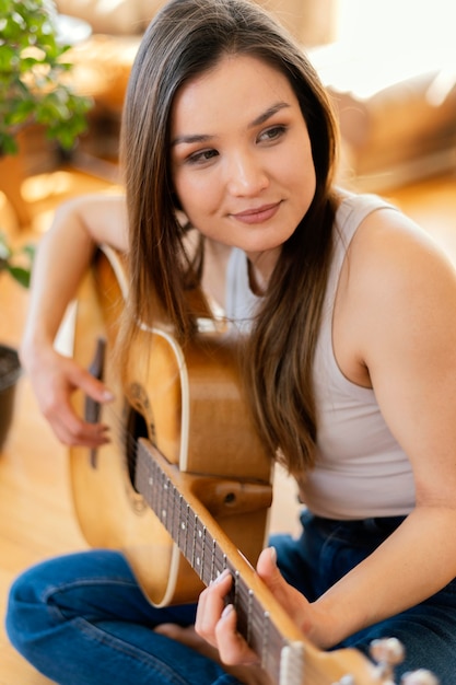 Persona que produce música en casa