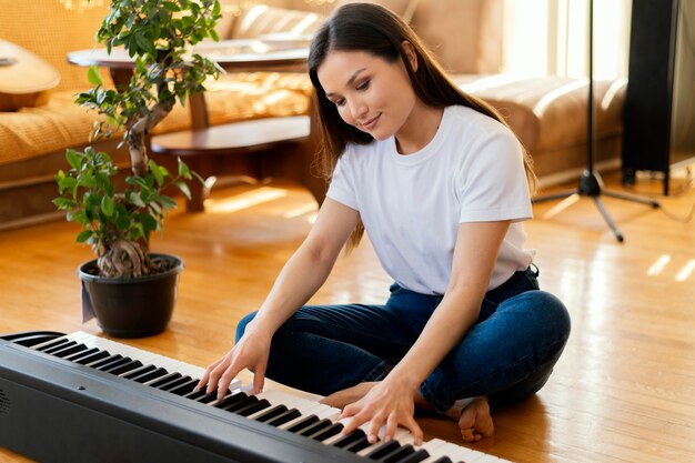 Persona que produce música en Home Studio