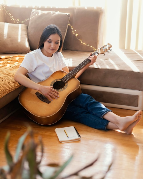 Persona que produce música sola en casa