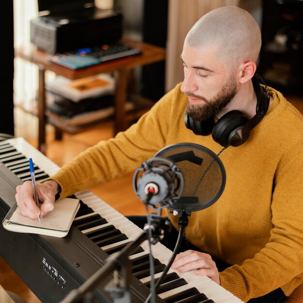 Persona que produce música sola en casa