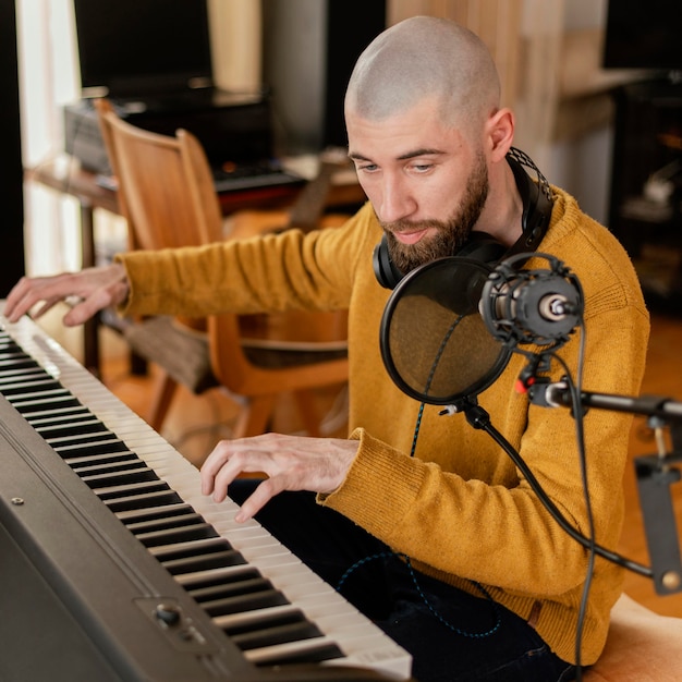 Foto gratuita persona que produce música sola en casa