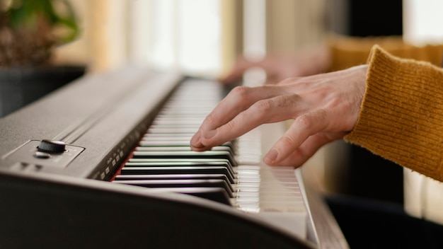 Persona que produce música sola en casa