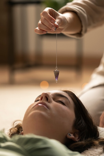 Persona que realiza terapia de reiki