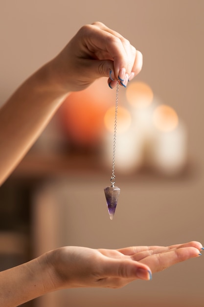 Foto gratuita persona que realiza terapia de reiki