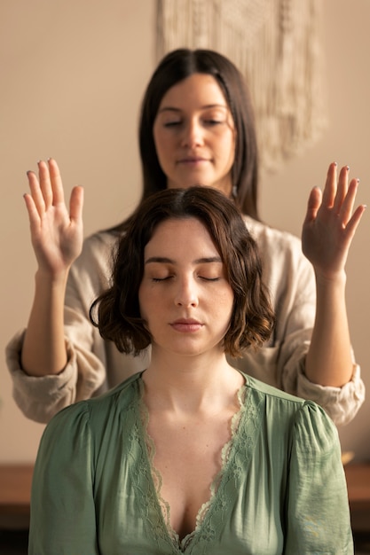 Foto gratuita persona que realiza terapia de reiki