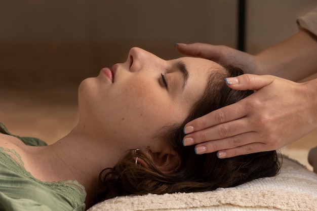 Persona que realiza terapia de reiki