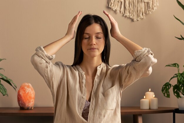 Persona que realiza terapia de reiki