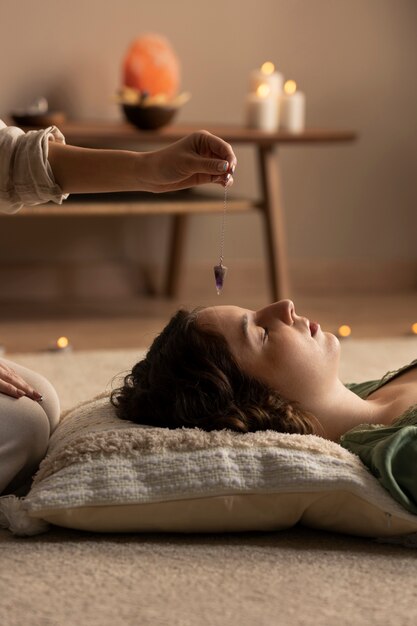 Persona que realiza terapia de reiki