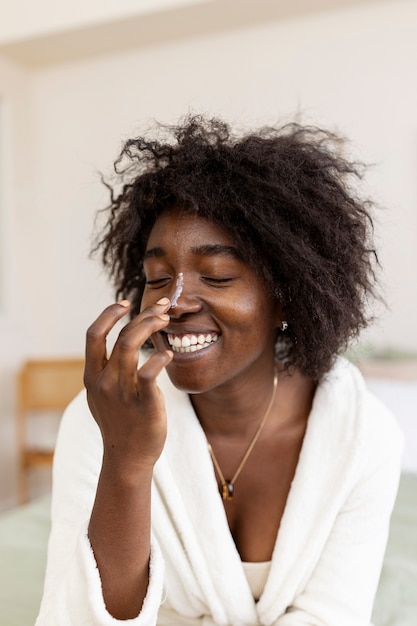 Persona que realiza tratamientos de belleza de autocuidado