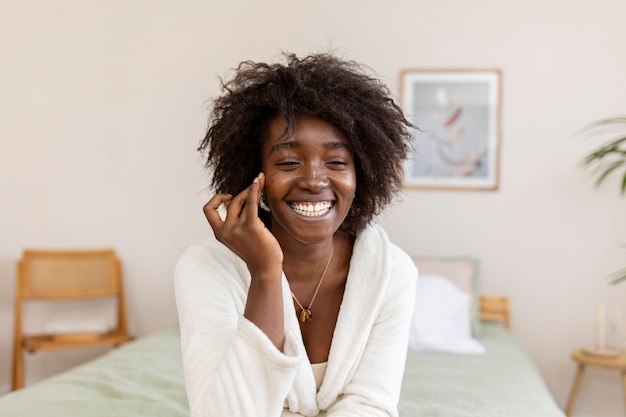 Foto gratuita persona que realiza tratamientos de belleza de autocuidado