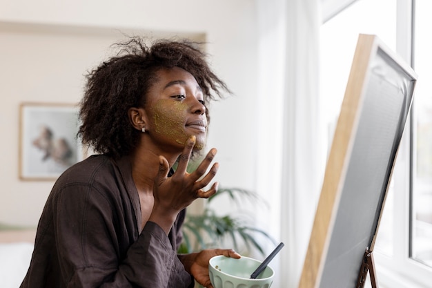 Persona que realiza tratamientos de belleza de autocuidado