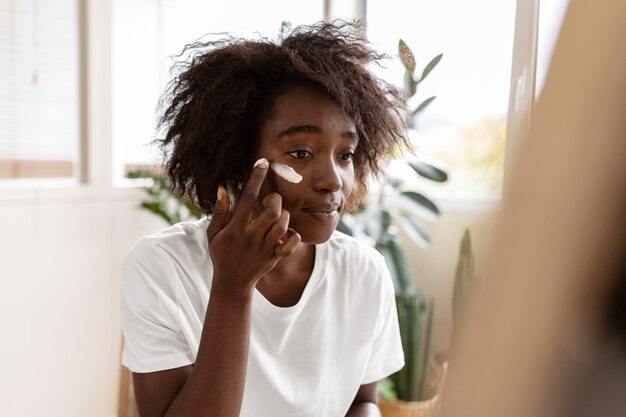 Persona que realiza tratamientos de belleza de autocuidado