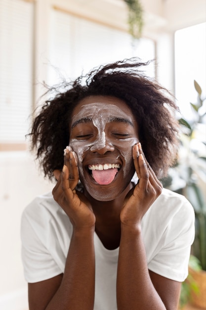 Persona que realiza tratamientos de belleza de autocuidado