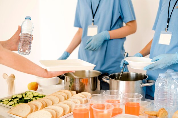 Persona que recibe alimentos donados para el día de comida