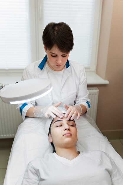 Persona que recibe un tratamiento de belleza con microagujas