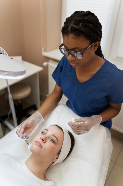 Persona que recibe un tratamiento de belleza con microagujas