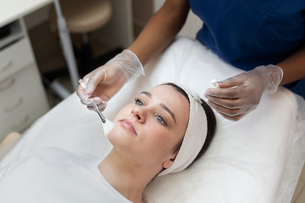 Persona que recibe un tratamiento de belleza con microagujas