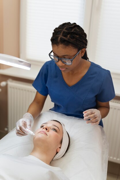 Persona que recibe un tratamiento de belleza con microagujas