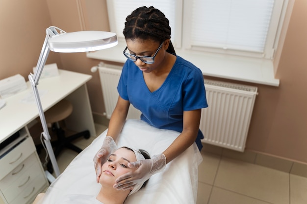 Persona que recibe un tratamiento de belleza con microagujas