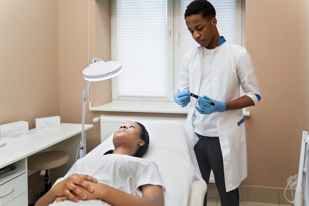 Persona que recibe un tratamiento de belleza con microagujas