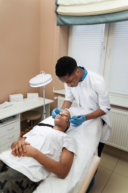 Persona que recibe un tratamiento de belleza con microagujas