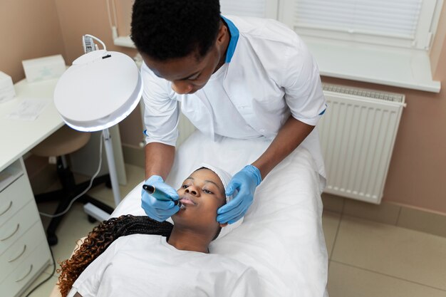 Persona que recibe un tratamiento de belleza con microagujas