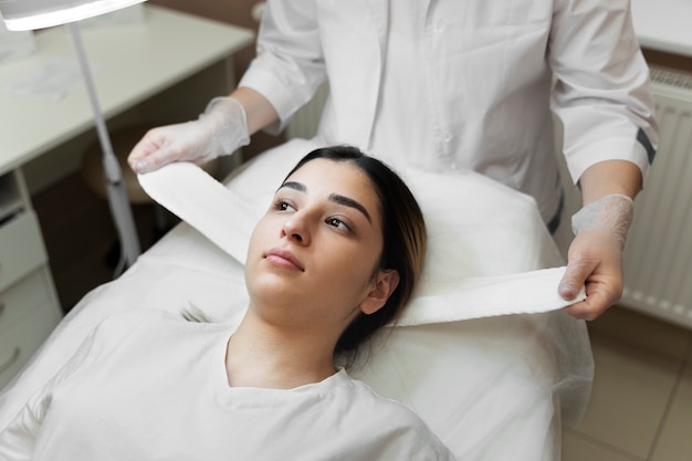 Persona que recibe un tratamiento de belleza con microagujas