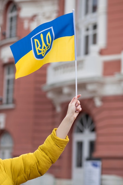 Persona que sostiene la bandera ucraniana