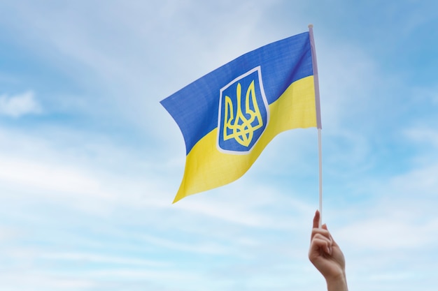 Persona que sostiene la bandera ucraniana