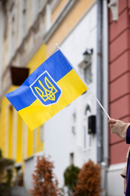 Persona que sostiene la bandera ucraniana