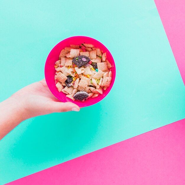 Persona que sostiene un tazón con cereal