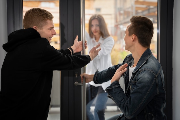 Foto gratuita persona que sufre de acoso escolar