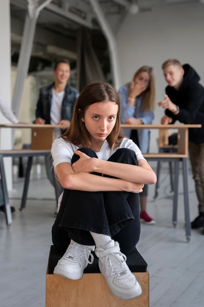 Foto gratuita persona que sufre de acoso escolar