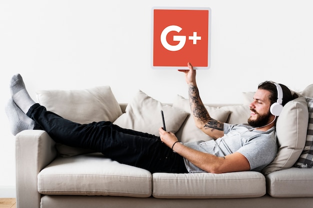 Foto gratuita persona que tiene un icono de google plus