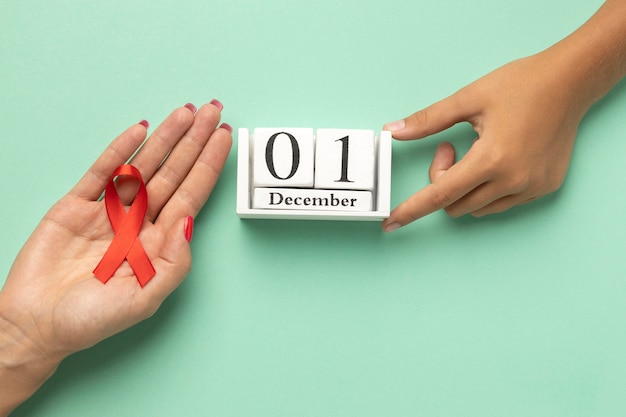 Persona que tiene un símbolo de cinta del día mundial del sida con la fecha del evento
