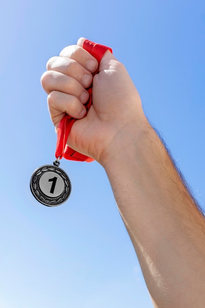 Foto gratuita persona que tiene su medalla número uno