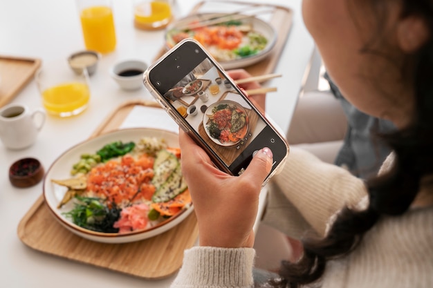 Foto gratuita persona que toma la foto del plato de mariscos con salmón