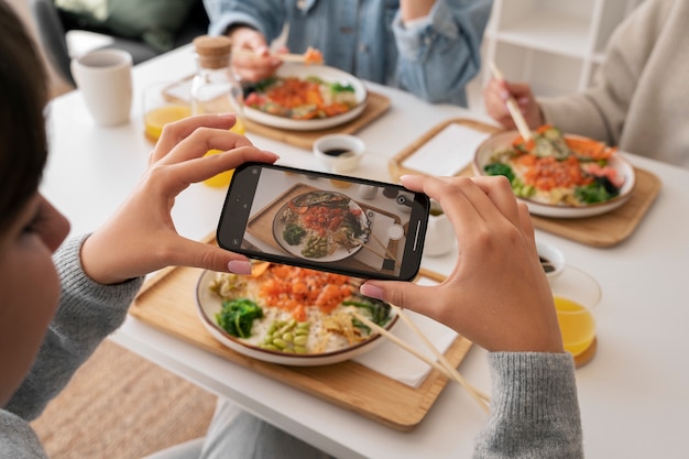 Foto gratuita persona que toma la foto del plato de mariscos con salmón