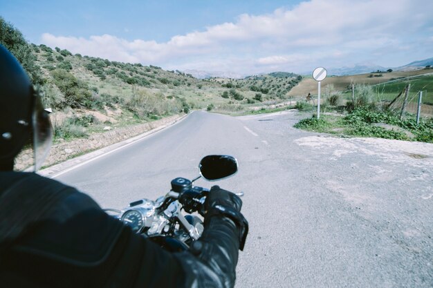 Persona que toma paseo en el campo