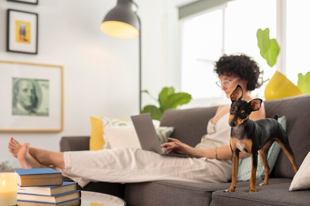 Persona que trabaja desde casa con perro mascota