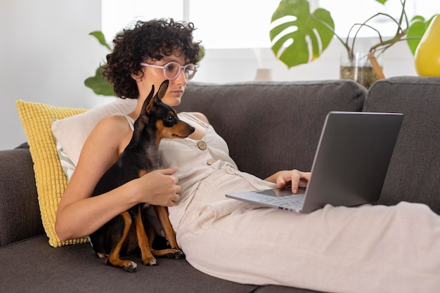 Persona que trabaja desde casa con perro mascota