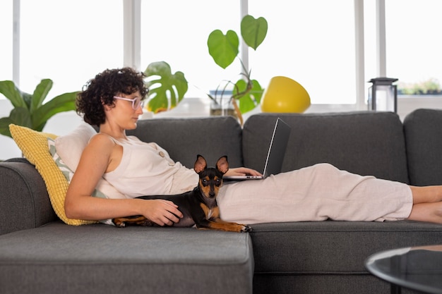 Persona que trabaja desde casa con perro mascota