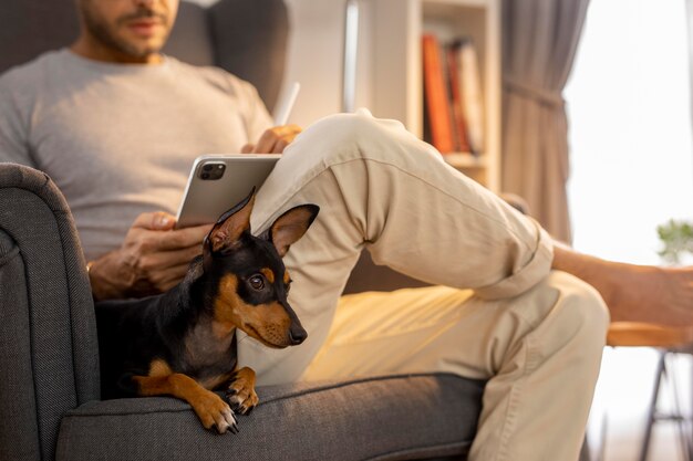 Persona que trabaja desde casa con perro mascota