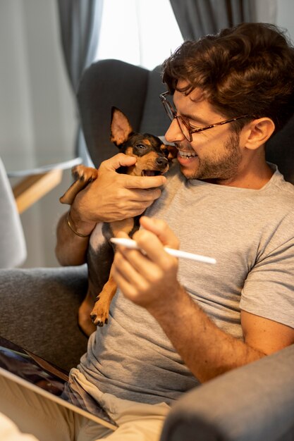 Persona que trabaja desde casa con perro mascota