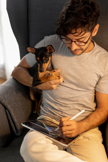 Persona que trabaja desde casa con perro mascota