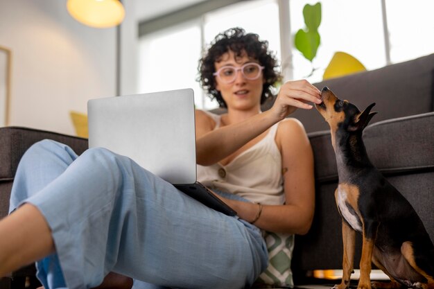 Persona que trabaja desde casa con perro mascota